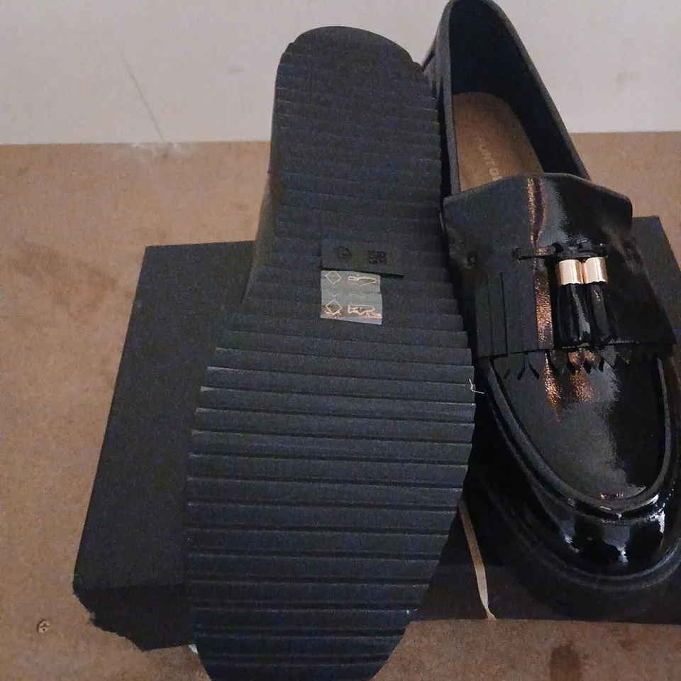 KURT GEIGER MAISIE BLACK PATENT PU LOAFERS, UK 8 (EU 41) – LADIES