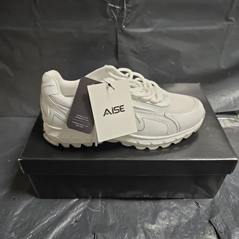 AISE WHITE COSMO RUNNER SNEAKERS – UK 8