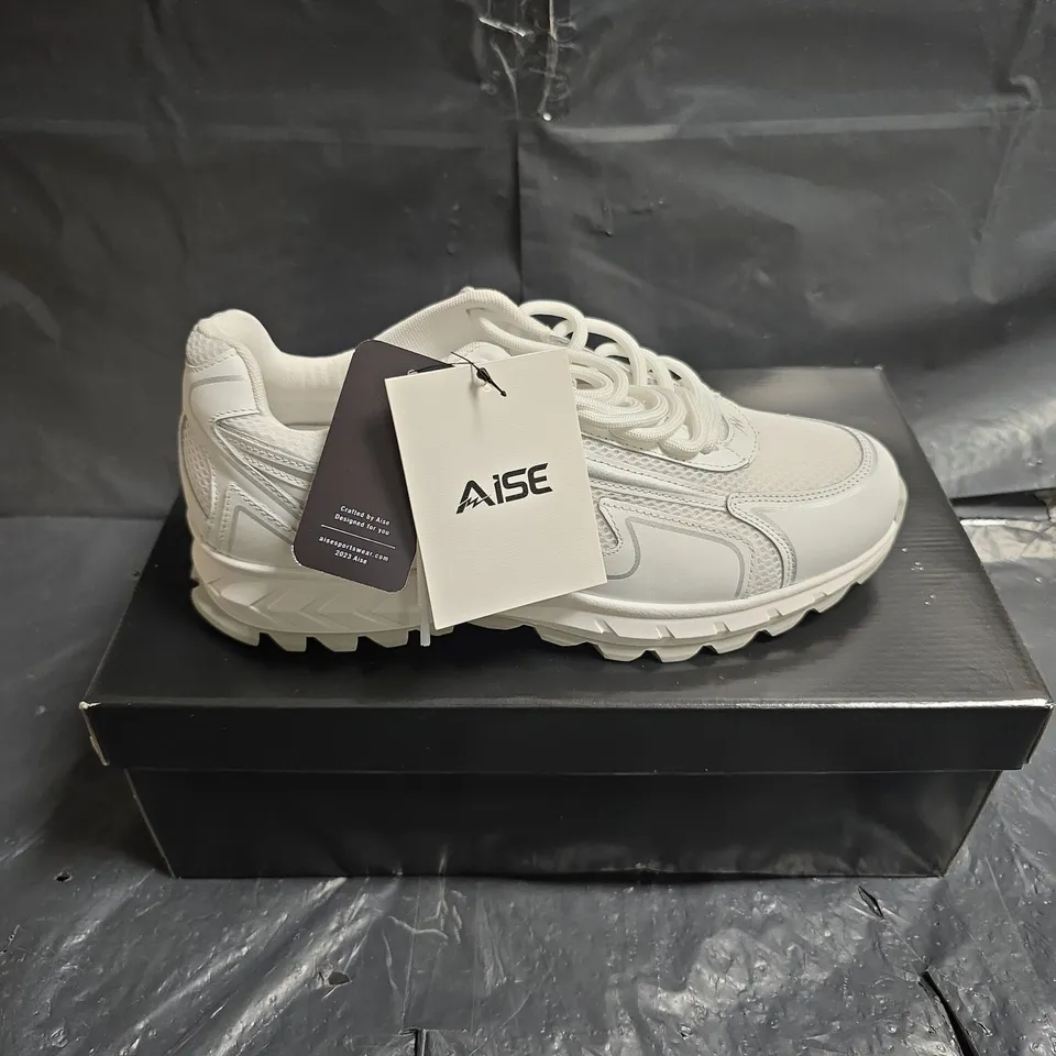 AISE WHITE COSMO RUNNER SNEAKERS – UK 8