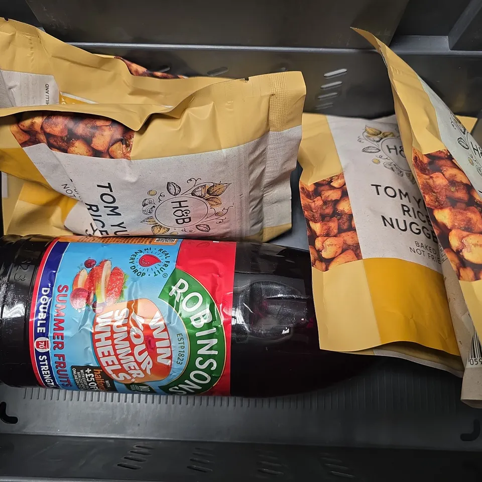 APPROXIMATELY 6 ASSORTED FOOD & DRINK ITEMS TO INCLUDE - H&B DRIED MANGO SLICES , H&B WALNUT HALVES , H&B TOM YUM RICE NUGGETS ETC
