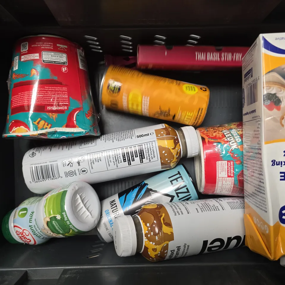 APPROXIMATELY 13 ASSORTED FOOD & DRINK ITEMS TO INCLUDE - COW & GATE INFANT MILK , ROBINSONS BLACKCURRANT CHERRY ETC