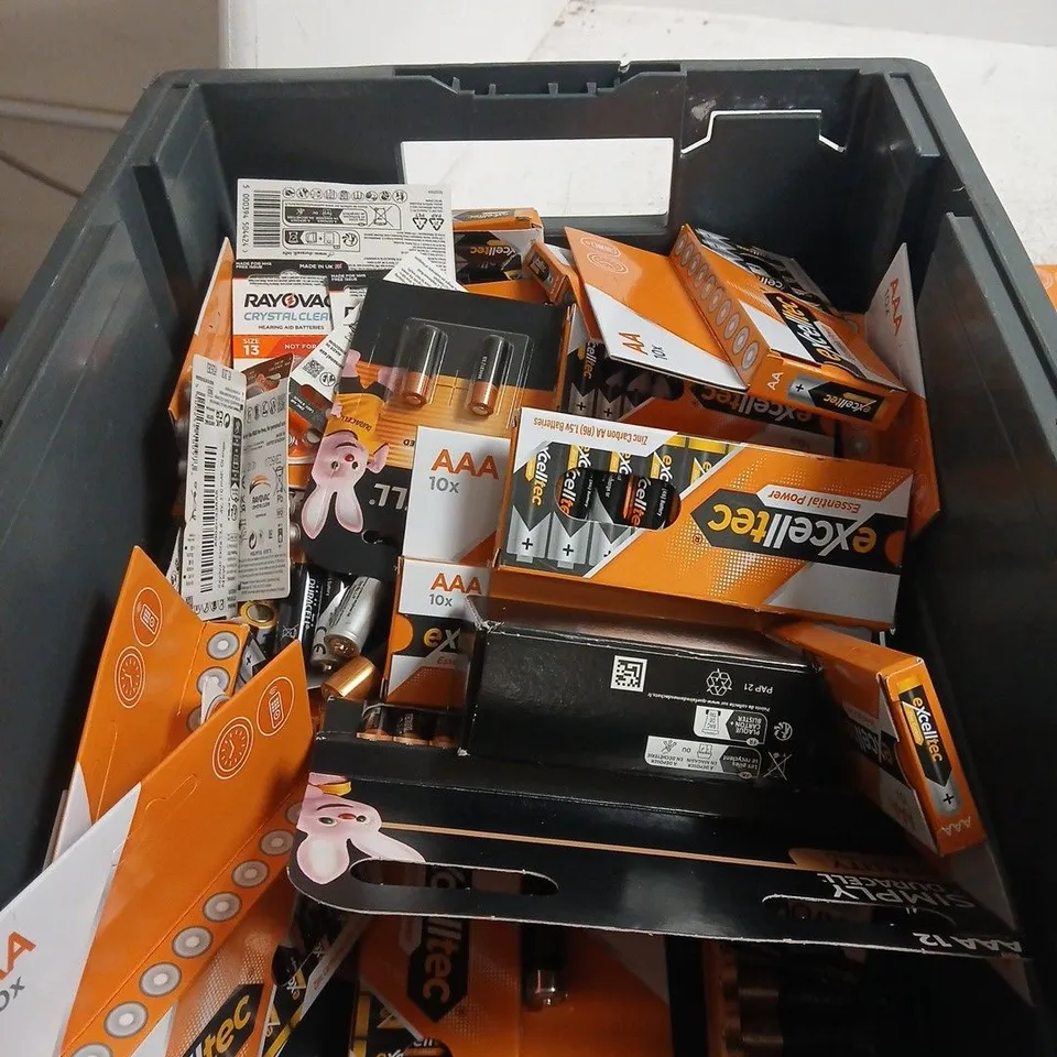 TOTE OF APPROXIMATELY 40 ASSORTED BATTERY PRODUCTS TO INCLUDE RAYOVAC, DURACELL, EVEREADY ETC