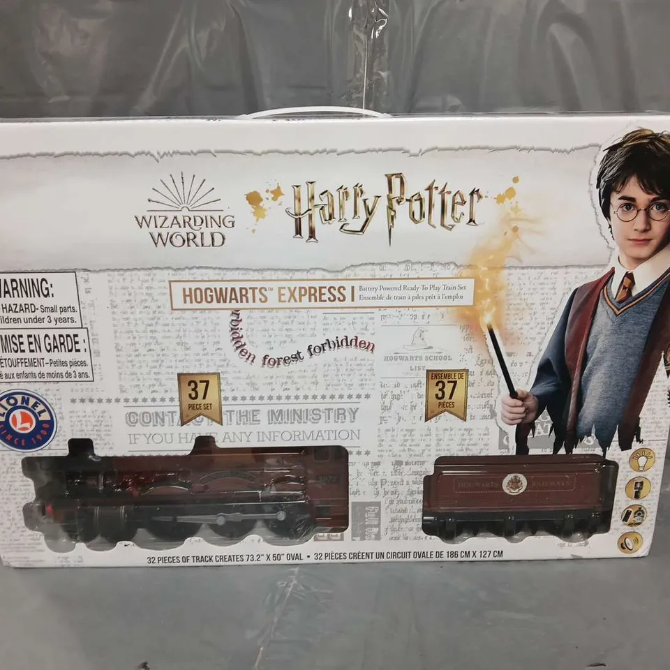 HARRY POTTER HOGWARTS EXPRESS 37-PIECE REMOTE CONTROLLED TRAIN SET