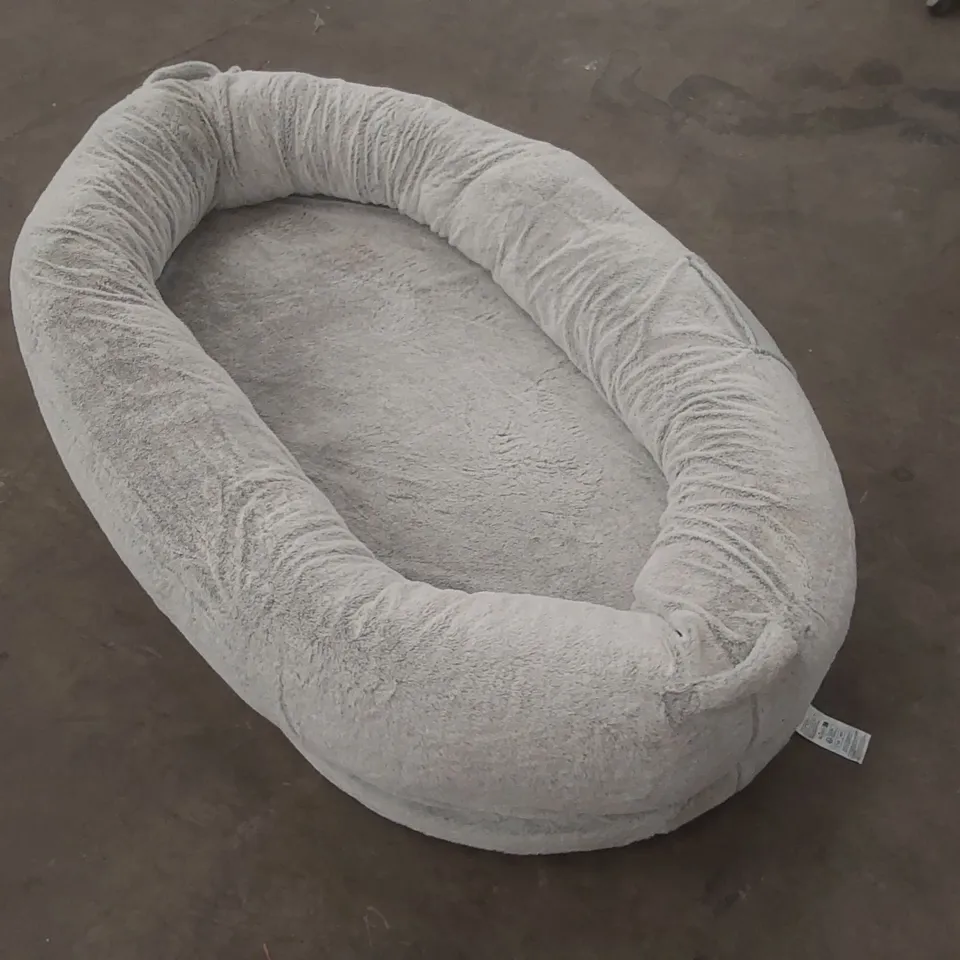ARCHIE & OSCAR SOUTHVIEW SOLID COLOUR POLYESTER PET BED