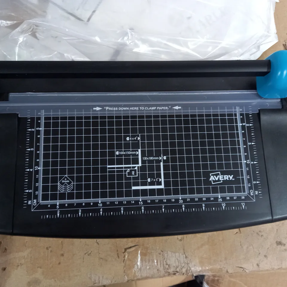 AVERY PHOTO & PAPER TRIMMER