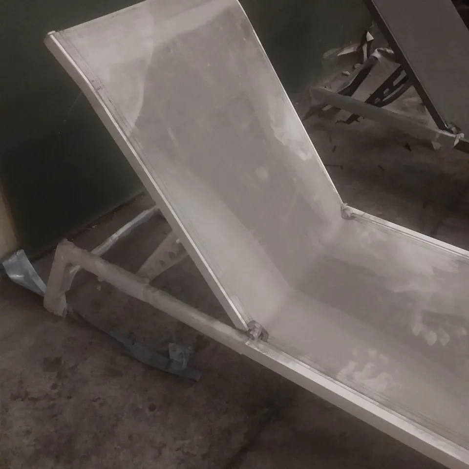 WHITE GARDEN SUN LOUNGER