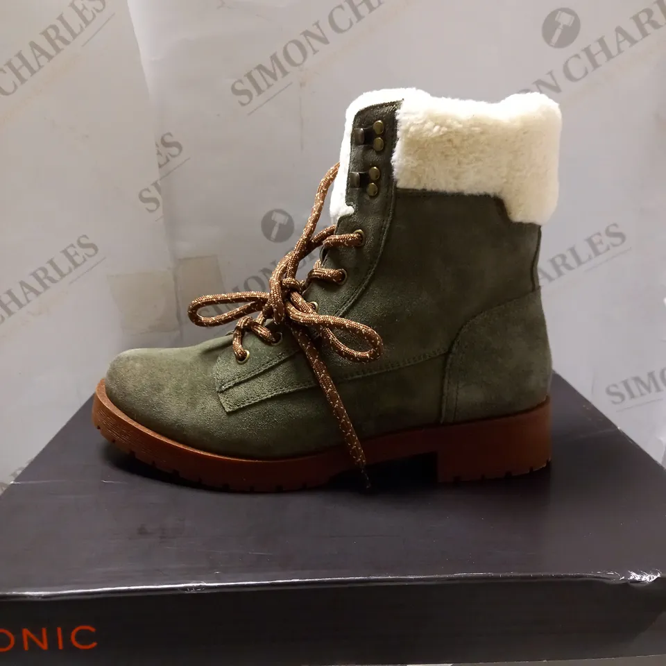 VIONIC OLIVE ZOE HIKER ANKLE BOOTS - SIZE 5.5
