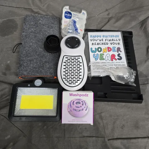 APPROXIMATELY 18 ASSORTED HOUSEHOLD ITEMS TO INCLUDE WASHPODZ, PLUG IN HEATER, MAM BOTTLE LIDS, ETC