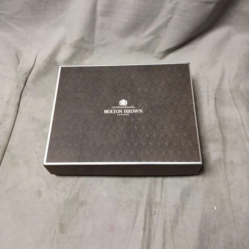 MOLTON BROWN LONDON HAND CREAM GIFT SET – 3 X HAND CREAM TUBES (PINK, PEACH & YELLOW)