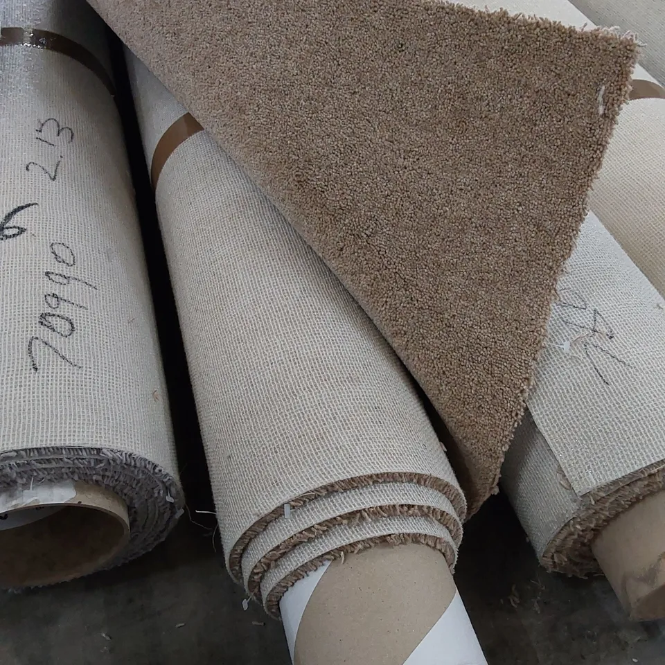 ROLL OF QUALITY DIM HEATHERS CARPET // SIZE: APPROX. 4 X 1.86m