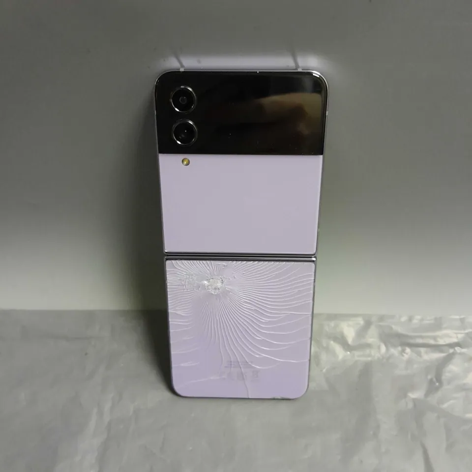 SAMSUNG GALAXY Z FLIP 4 IN PURPLE