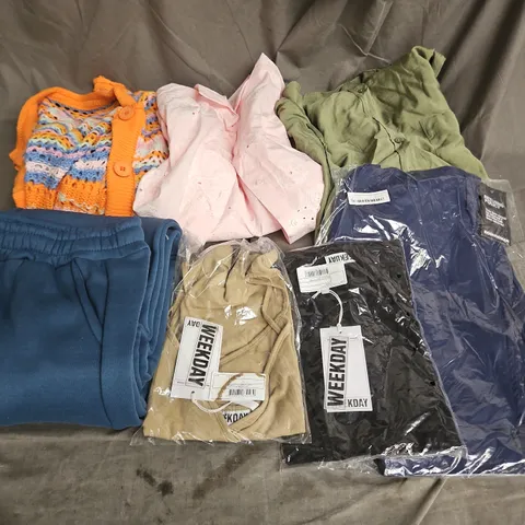 BOX OF APPROXIMATELY 20 ASSORTED CLOTHING ITEMS TO INCLUDE - CARDIGAN, TANK TOP, SHIRT, ETC