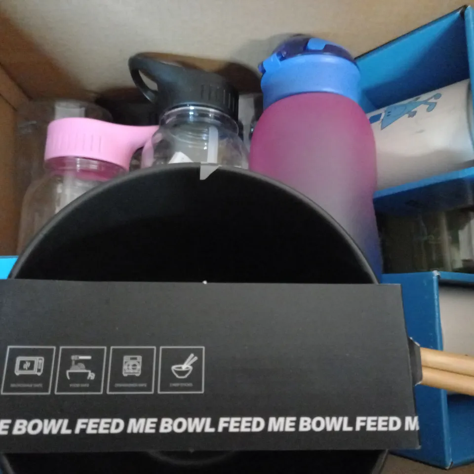 MEDIUM BOX OF ASSORTED HOUSEHOLD ITEMS TOO INCLUDE NOODLE BOWLS , MUGS AND DRINKING BOTTLES - COLLECTION ONLY