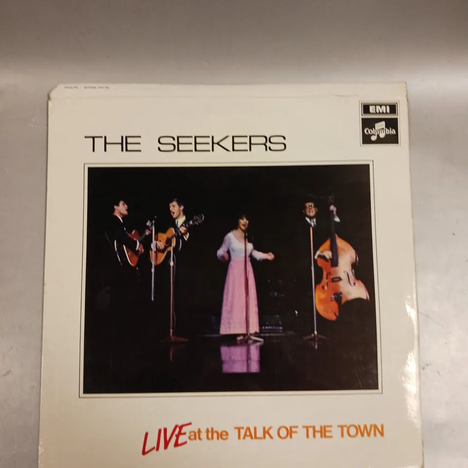 APPROXIMATELY 20 ASSORTED VINYL RECORDS TO INCLUDE THE SEEKERS, SILVEROLLER AT DAWN, THE THREE DEGREES ETC 