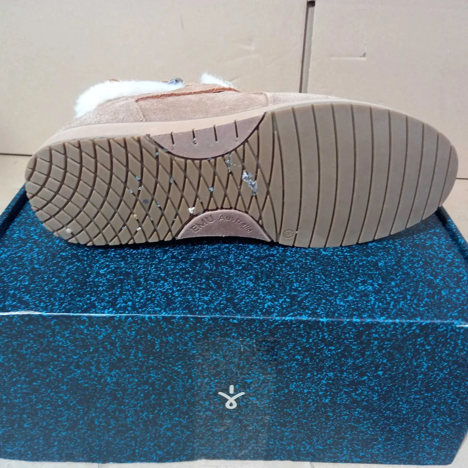 BOXED PAIR OF EMU MERAK FAUX SUEDE BOOTS IN CHESTNUT UK SIZE 6