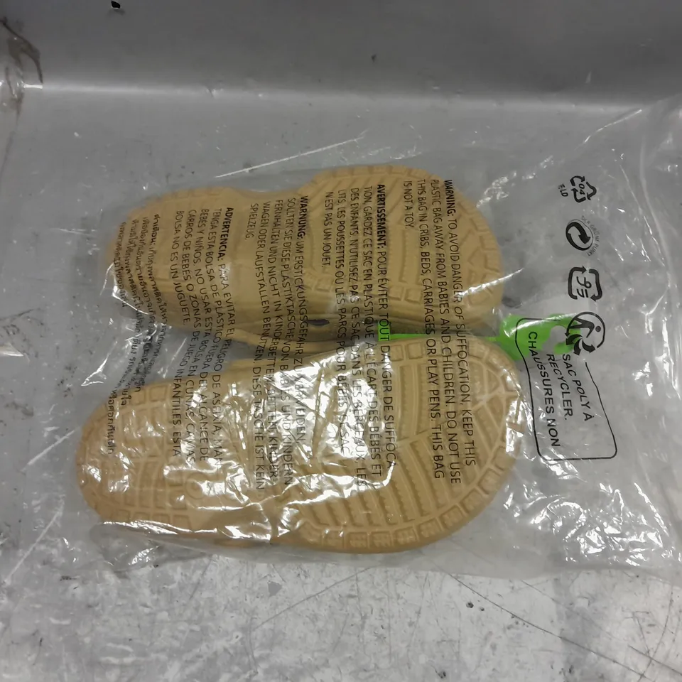 BAGGED PAIR OF CROCS CLASSIC CLOG WHEAT UK J5