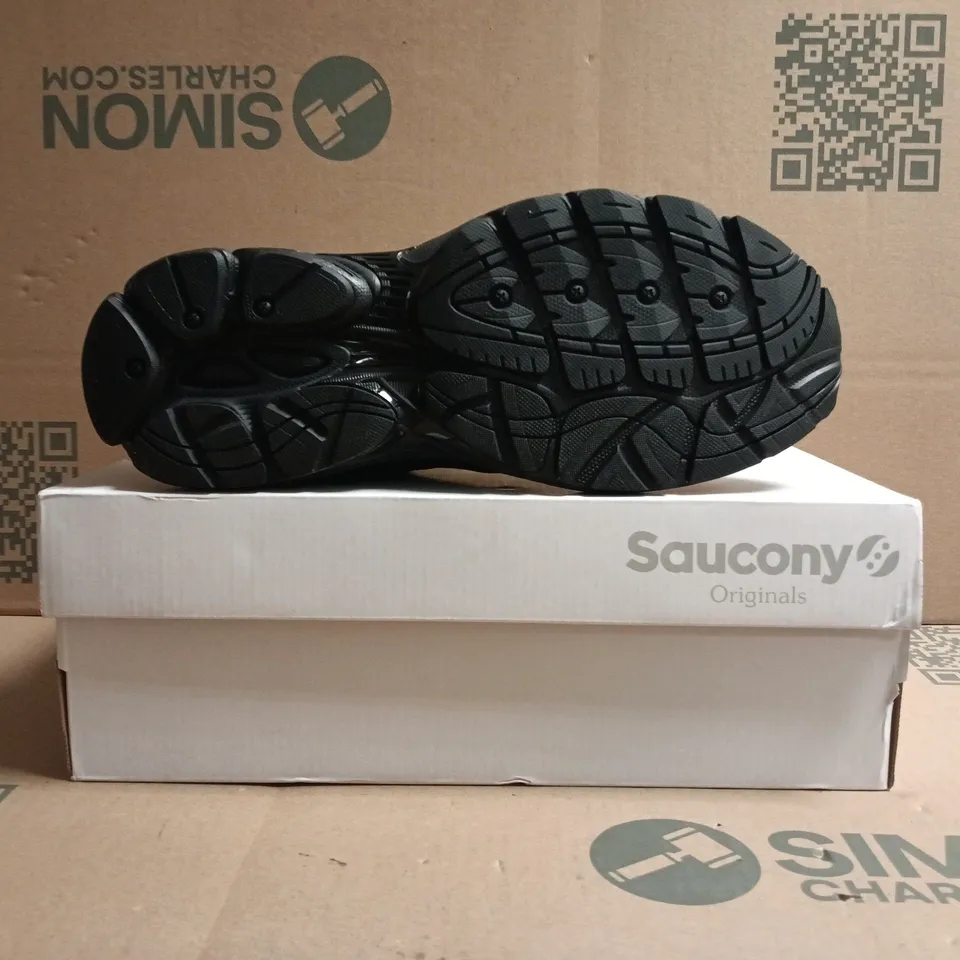 BOXED PAIR OF SAUCONY TRAINERS IN BLACK SIZE UK 10