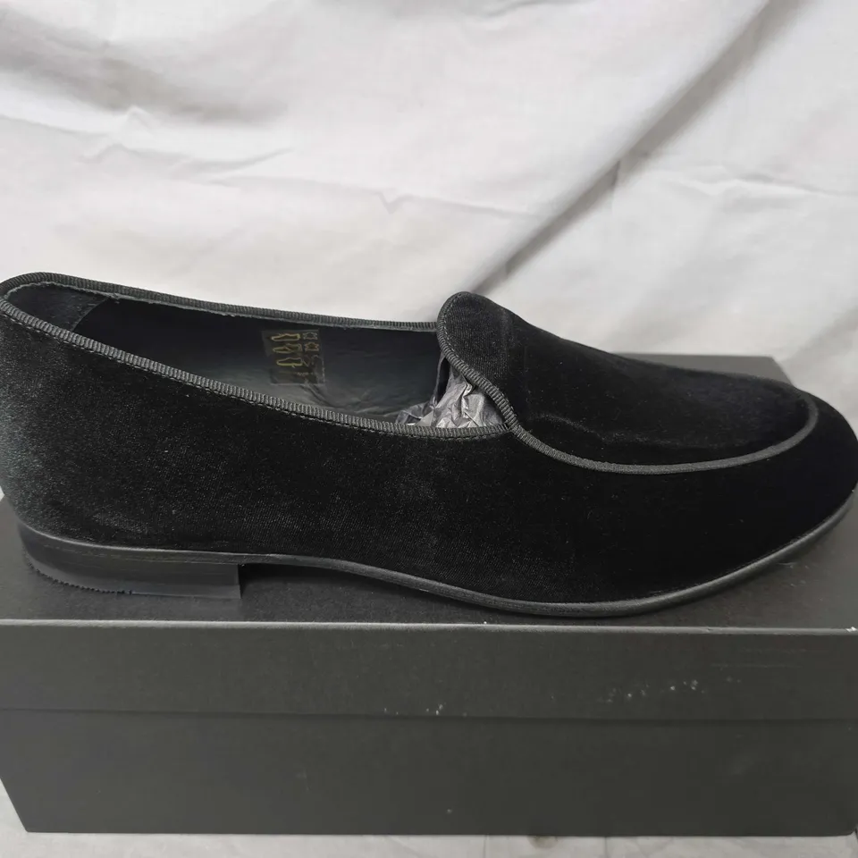 BOXED PAIR OF HAWES & CURTIS VELVET BELGIAN LOAFERS IN BLACK - SIZE 10