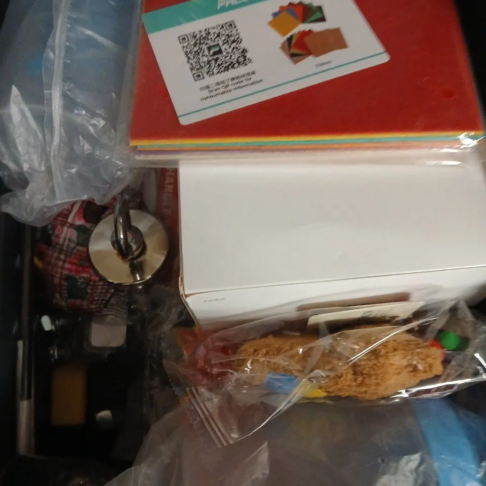 APPROXIMATELY 20 ASSORTED HOUSEHOLD ITEMS TO INCLUDE HIGHLAND COW DRINKING BOTTLE, FOAM SHOE CLEANER AND FRAGILE STICKY LABELS