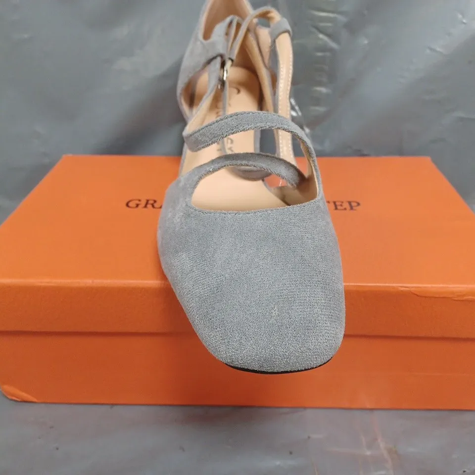 BOXED PAIR OF CASTAMERE CLOSED TOE BLOCK HEEL SANDALS IN GREY SIZE EU 40.5