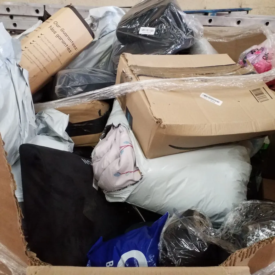 PALLET CONTAINING ASSORTED PILLOWS & CUSHIONS