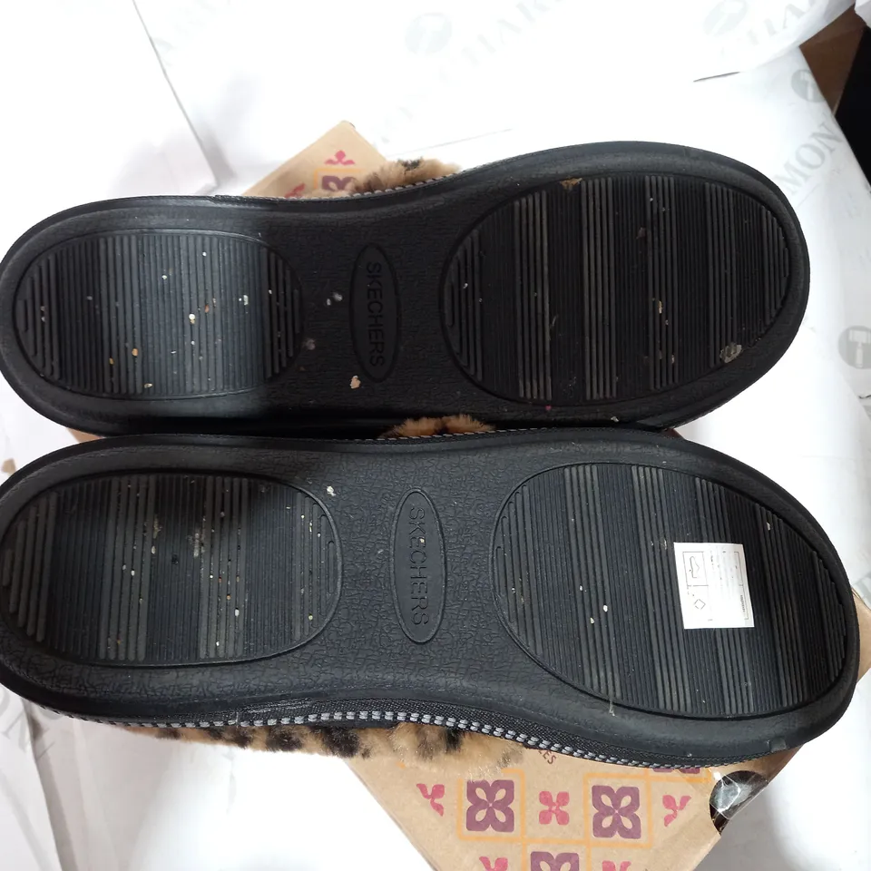 BOXED PAIR OF SKECHERS VEGAN BLACK/ANIMAL PRINT SLIPPERS  - SIZE 5.5
