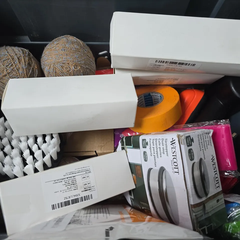 APPROXIMATELY 15 ASSORTED HOUSEHOLD ITEMS TO INCLUDE SMALL AXE, WESTCOTT DOORSTOP, CLEANER ATTACHMENT, ETC - COLLECTION ONLY