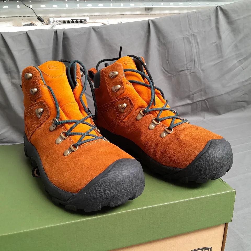 BOXED PAIR OF KEEN MAPLE PYRENEES W BOOTS SIZE UK 8.5