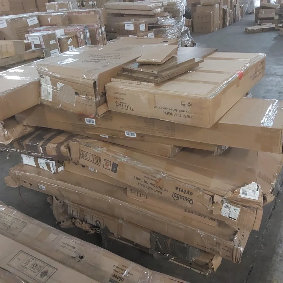PALLET CONTAINING A VERY LARGE QUANTITY OF ASSORTED DESIGNER FURNITURE PARTS