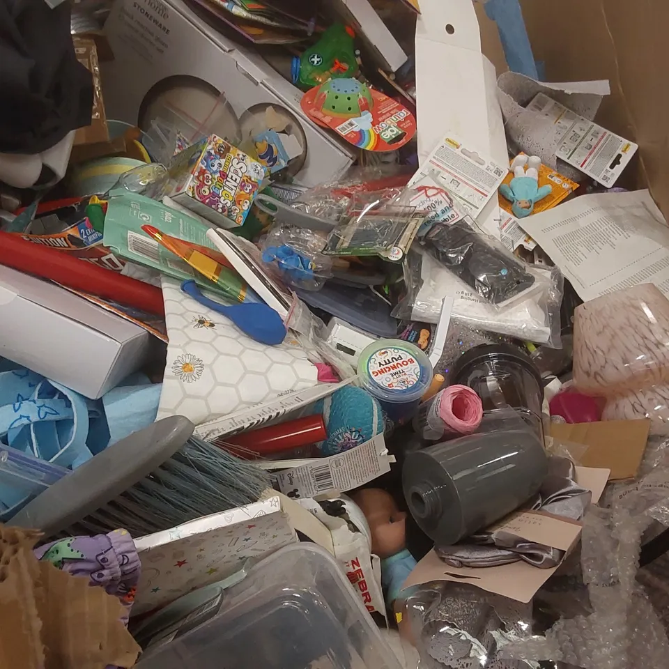 PALLET CONTAINING A VERY LARGE QUANTITY OF ASSORTED ITEMS INCLUDING: PRAM, VARIOUS CHILDREN'S TOYS ECT