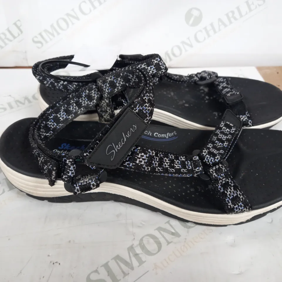 SKECHERS BLACK STRAPPED SANDALS SIZE 5