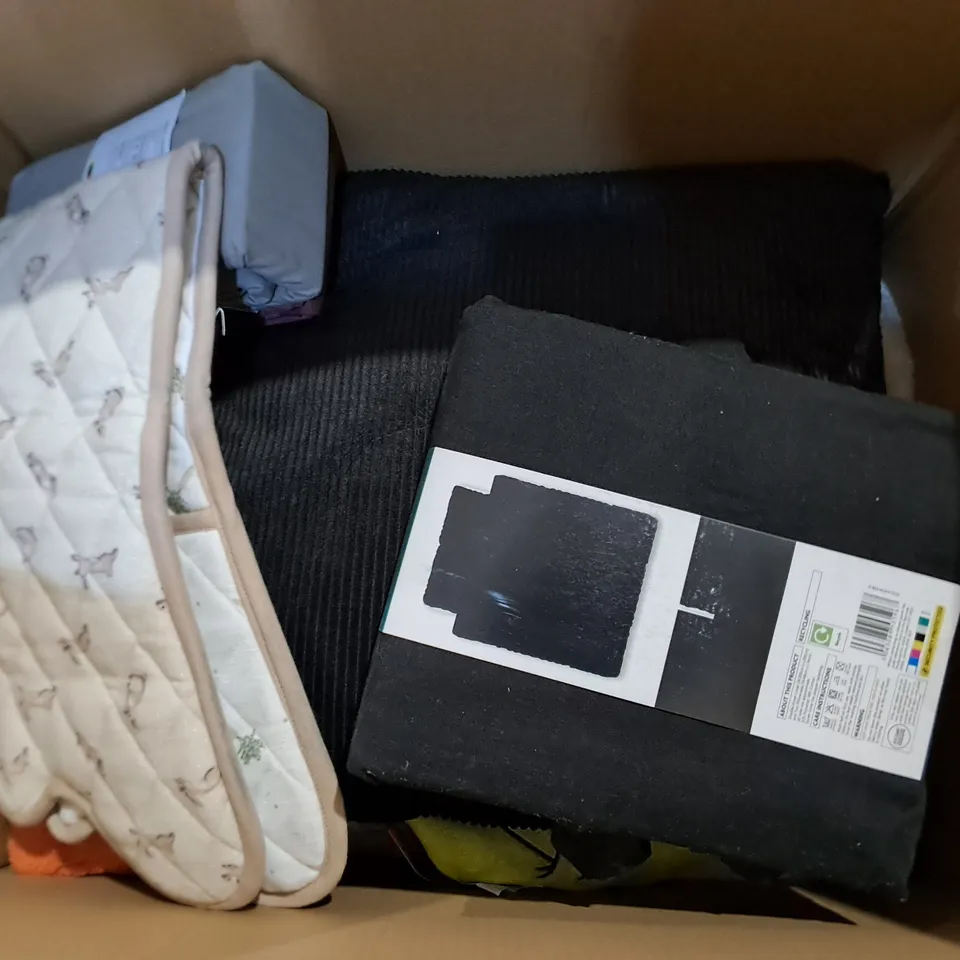 LOT OF APPROXIMATELY 16 ASSORTED BEDDING AND SOFT FURNISHING ITEMS TO INCLUDE CUSHIONS, DUVETS AND OVEN GLOVES