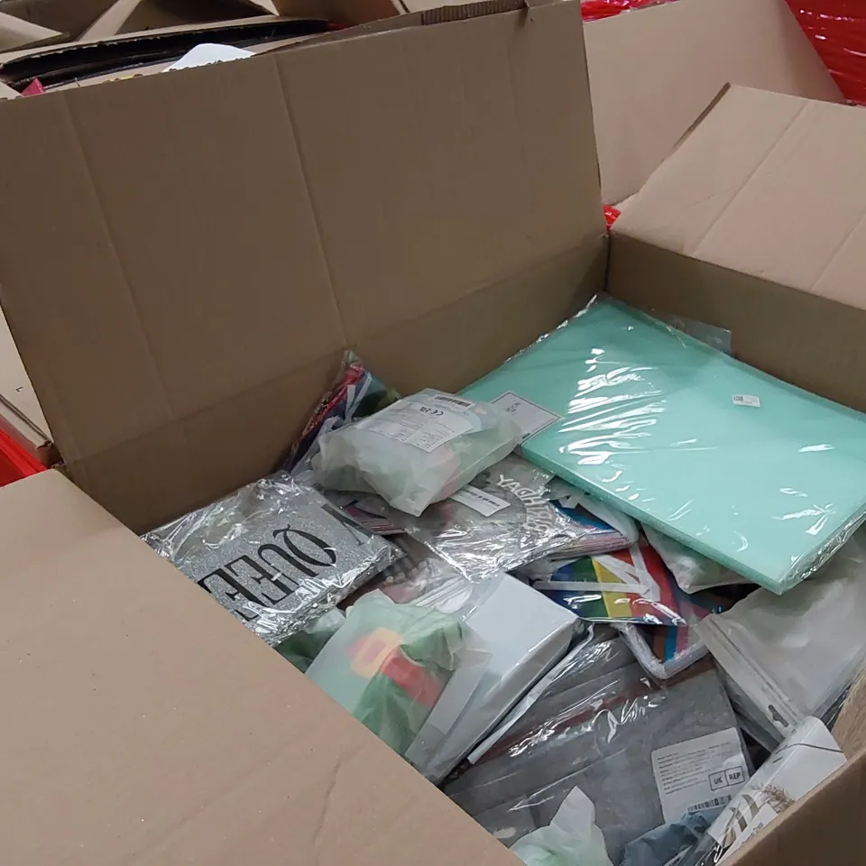 PALLET OF ASSORTED ITEMS INCLUDING: TOY TRUCK, RUCKSACK. SLIPPER SOCKS, MEN'S SHIRT, WOMEN'S TIGHTS, BIRTHDAY PARTY SET, NOTEBOOK, WEDDING PARTY DECORATIONS, BACK SCRATCHERS