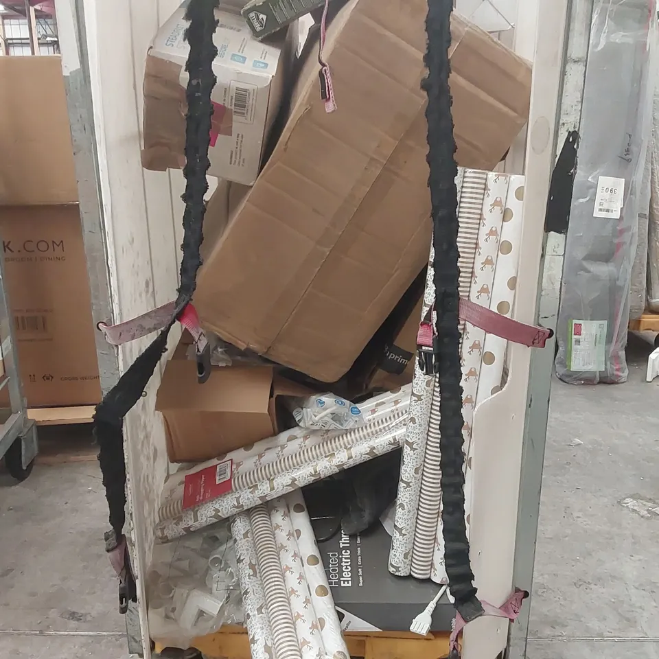 CAGE CONTAINING ASSORTED HOMEWARE ITEMS/CONSUMER PRODUCT PARTS ECT // CAGE NOT INCLUDED 