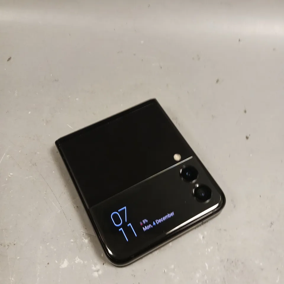 SAMSUNG GALAXY Z FLIP3 SMARTPHONE 