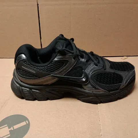 UNBOXED PAIR OF NIKE LACE TRAINERS IN BLACK - UK 6