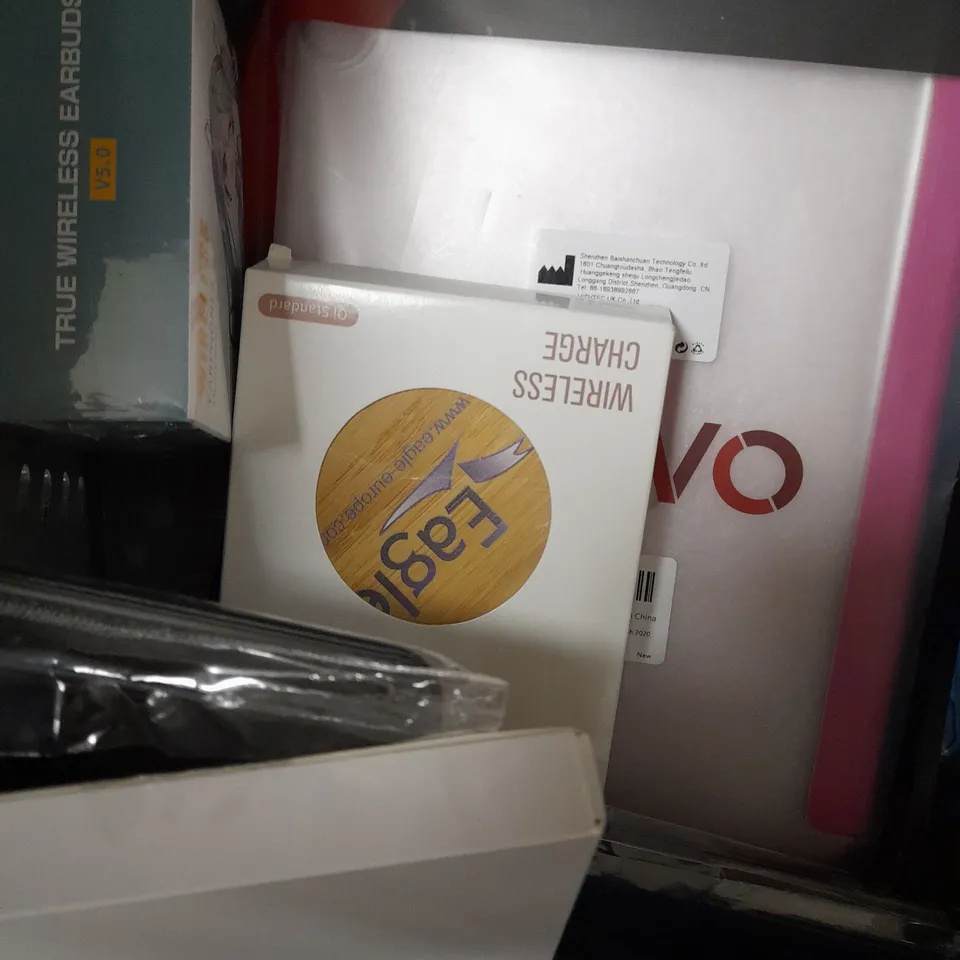 LOT OF APPROX 12 ASSORTED MOBILE/TABLET ACCESSORY ITEMS TO INCLUDE VRURC POWER BANK, TRUE WIRLESS EARBUDS, GENTLEMAN'S HARDWARE WATERPROOF PHONE CASE, ETC 