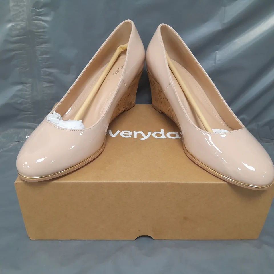 BOXED PAIR OF EVERYDAY WEDGES IN NUDE SIZE 6
