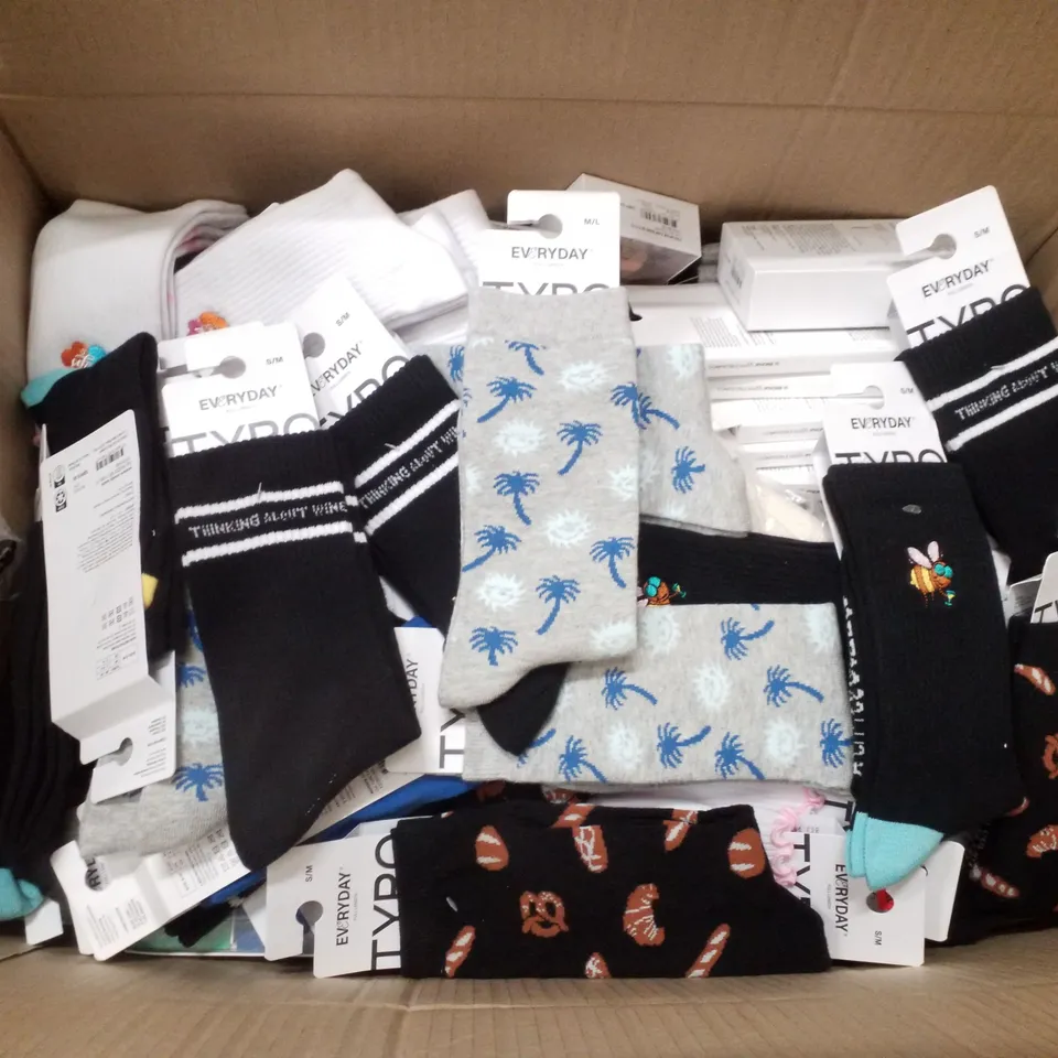 PALLET CONTAINING ASSORTED BRAND NEW PRODUCTS INCLUDING DESK CLOCKS, WIRELESS SPEAKER, SOCKS, OVERSIZED HOODIE, PHONE CASES & EAR BUD SLEEVES 