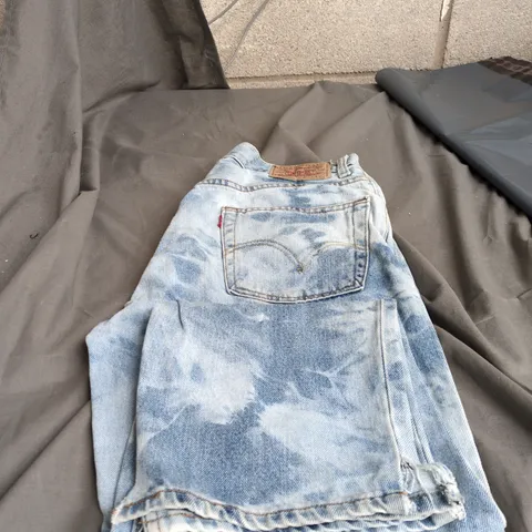 LEVI'S 550 RELAXED FIT JEANS β LIGHT WASH, UK 34 (W34/L30)