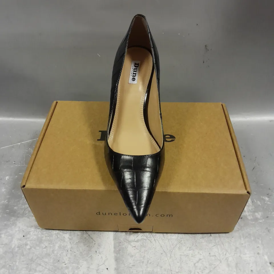 BOXED PAIR OF DUNE LONDON BOLD CROC PRINT LEATHER MID HEEL POINT COURT SHOES IN BLACK SIZE 5