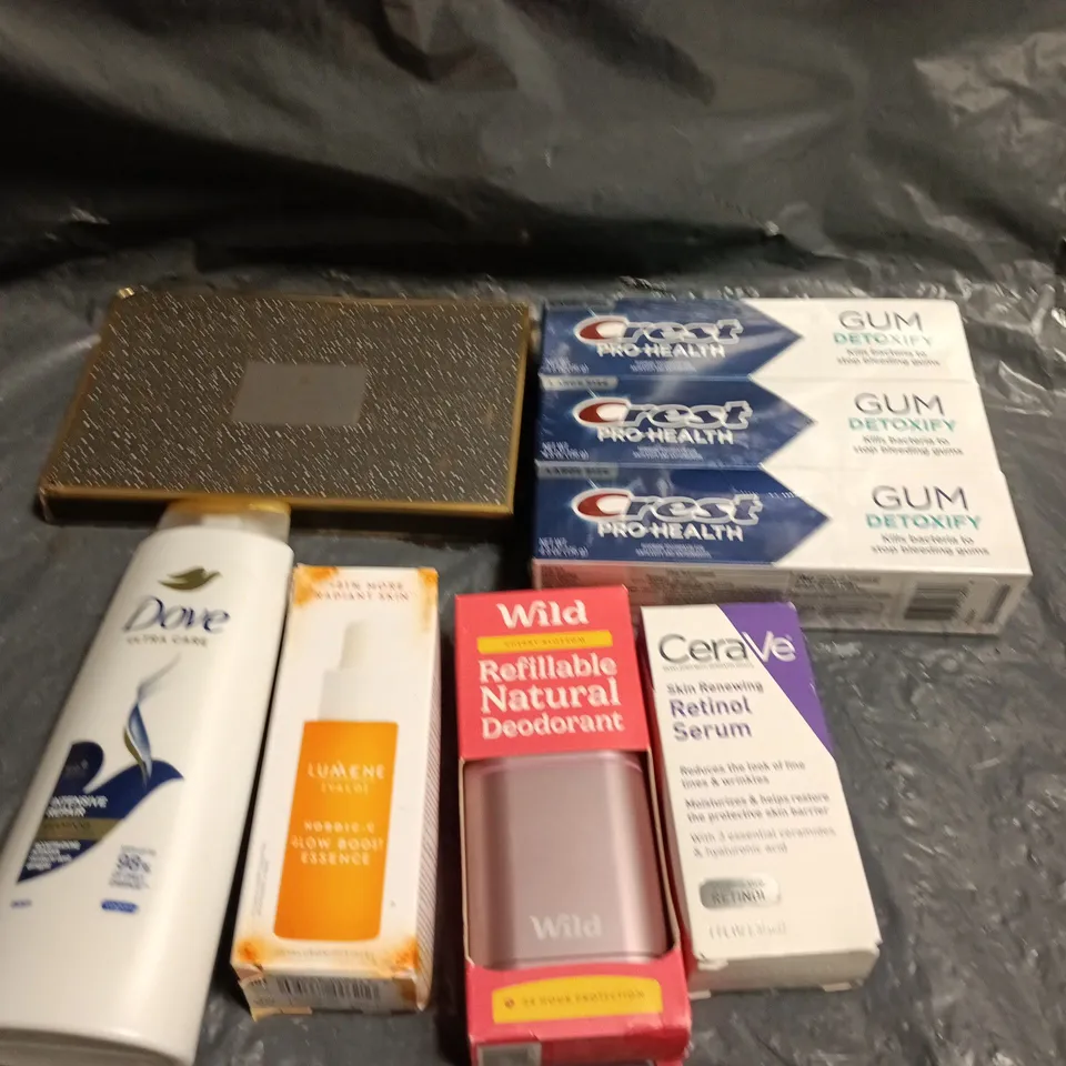 APPROXIMATELY 15 ASSORTED HEALTH & BEAUTY PRODUCTS TO INCLUDE CREST TOOTHPASTE, DOVE SHAMPOO, RETINOL SERUM ETC 