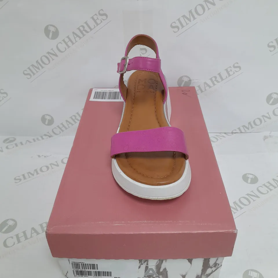 BOXED PAIR OF MODA IN PELLE ORINA SANDALS IN PINK SIZE 3
