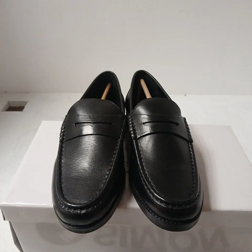 BOXED PAIR OF KURT GEIGER MEN'S BLACK LEATHER PENNY LOAFERS – UK 7 