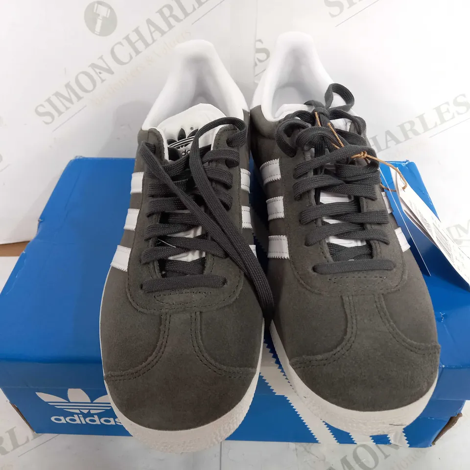 BOXED PAIR OF ADIDAS ORIGINALS GAZELLE TRAINERS - GREY/WHITE - UK 4.5