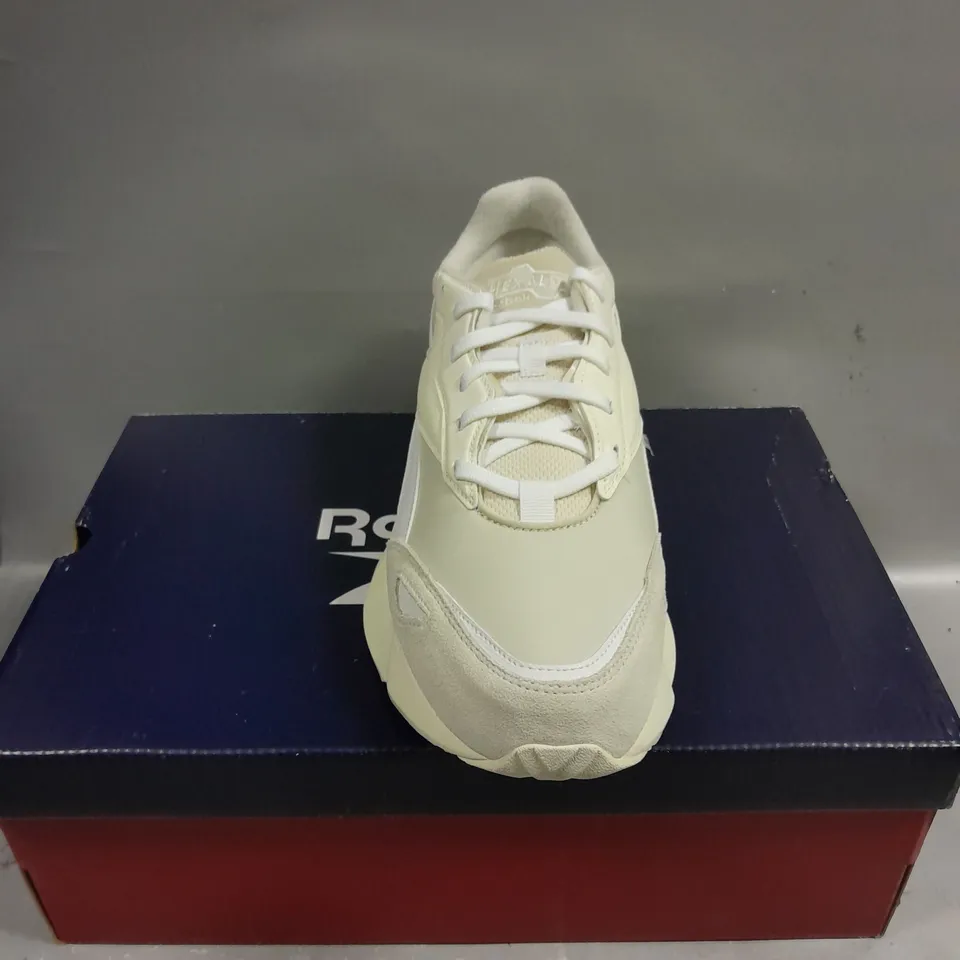 BOXED PAIR OF REEBOK HEXALITE LEGACY UNISEX RUNNING TRAINERS - 9.5