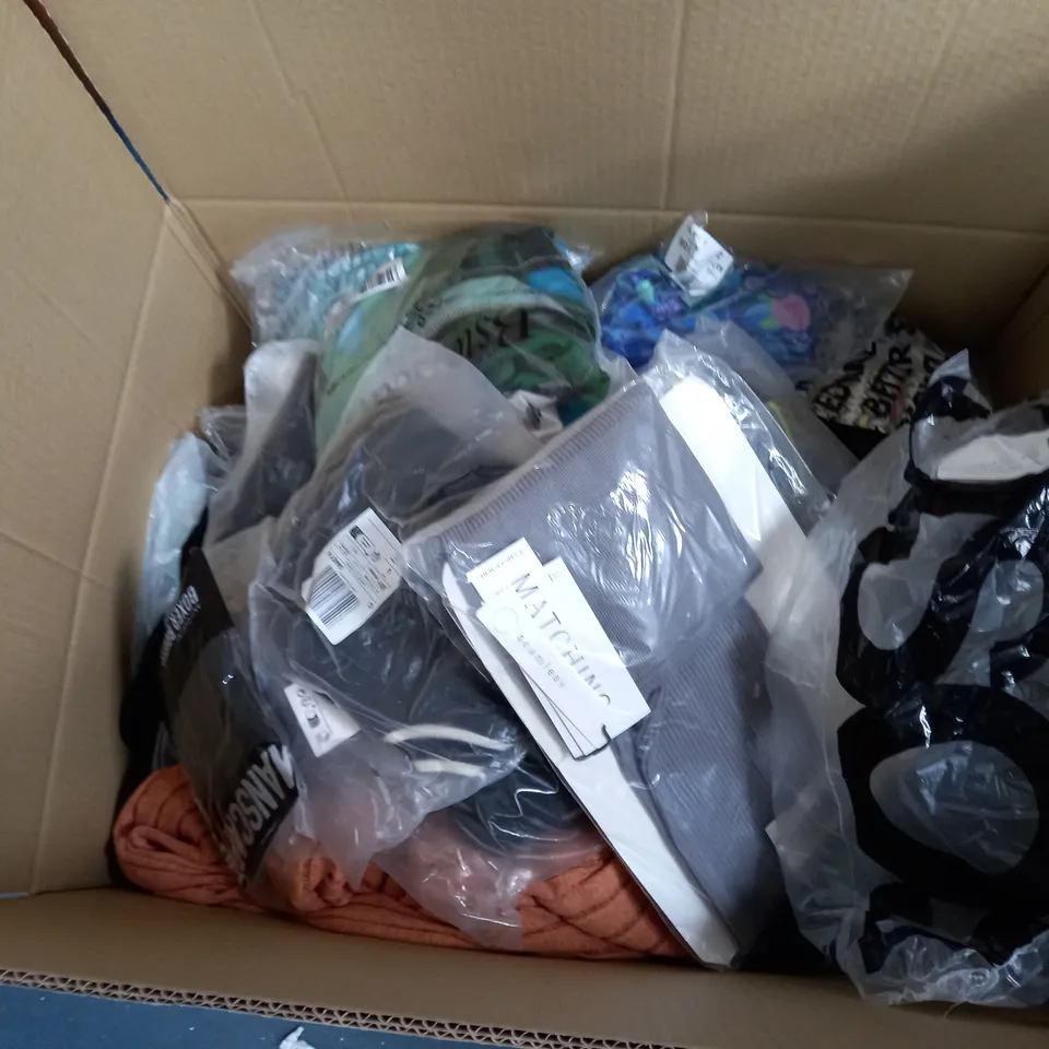 LARGE QUANTITY OF CLOTHING ITEMS TO INCLUDE DRESSES, SWEATERS, JEANS, T-SHIRTS, ETC