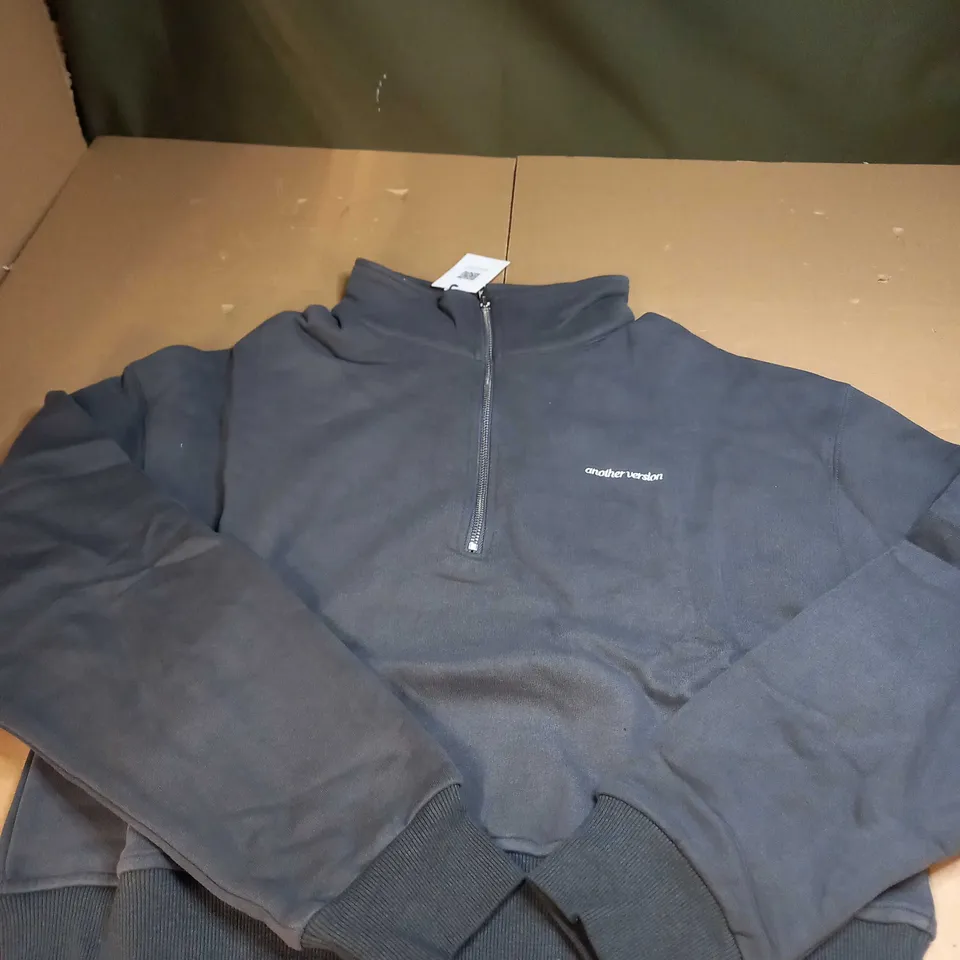 ANOTHER VERSION #SHESWEARINGAV GREY QAUTER ZIP - UK L