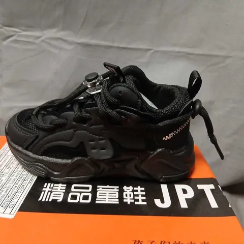 BLACK SNEAKER – EUR 26 (UK 8.5) ON ORANGE BOX