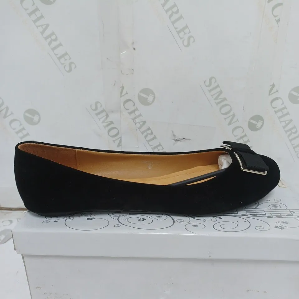 BOX OF APPROXIMATELY 15 PAIRS OF SHOES TO INCLUDE HIGH HEELS, FLAT SHOES, BLUE GEM HEELS ETC